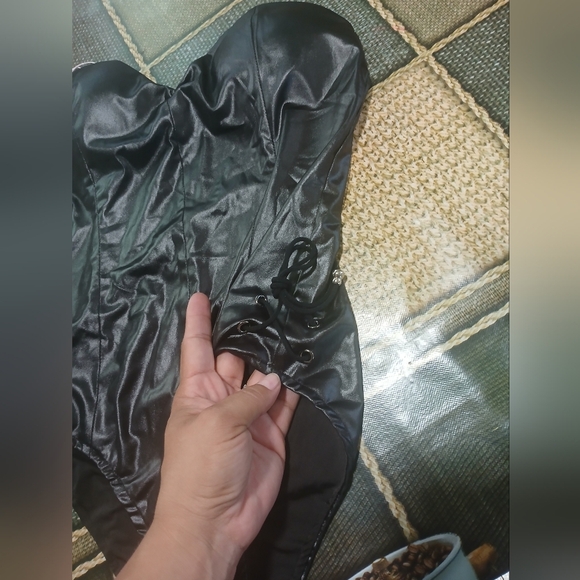 Elegant Black Satin Bustier - Picture 5 of 9